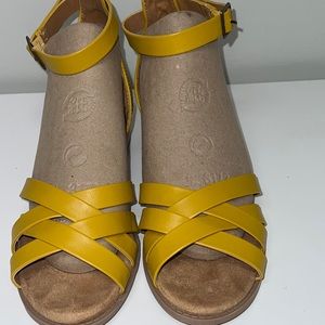 QUPID size 8 Mustard Yellow Criss Cross high-heel strappy platform sandals